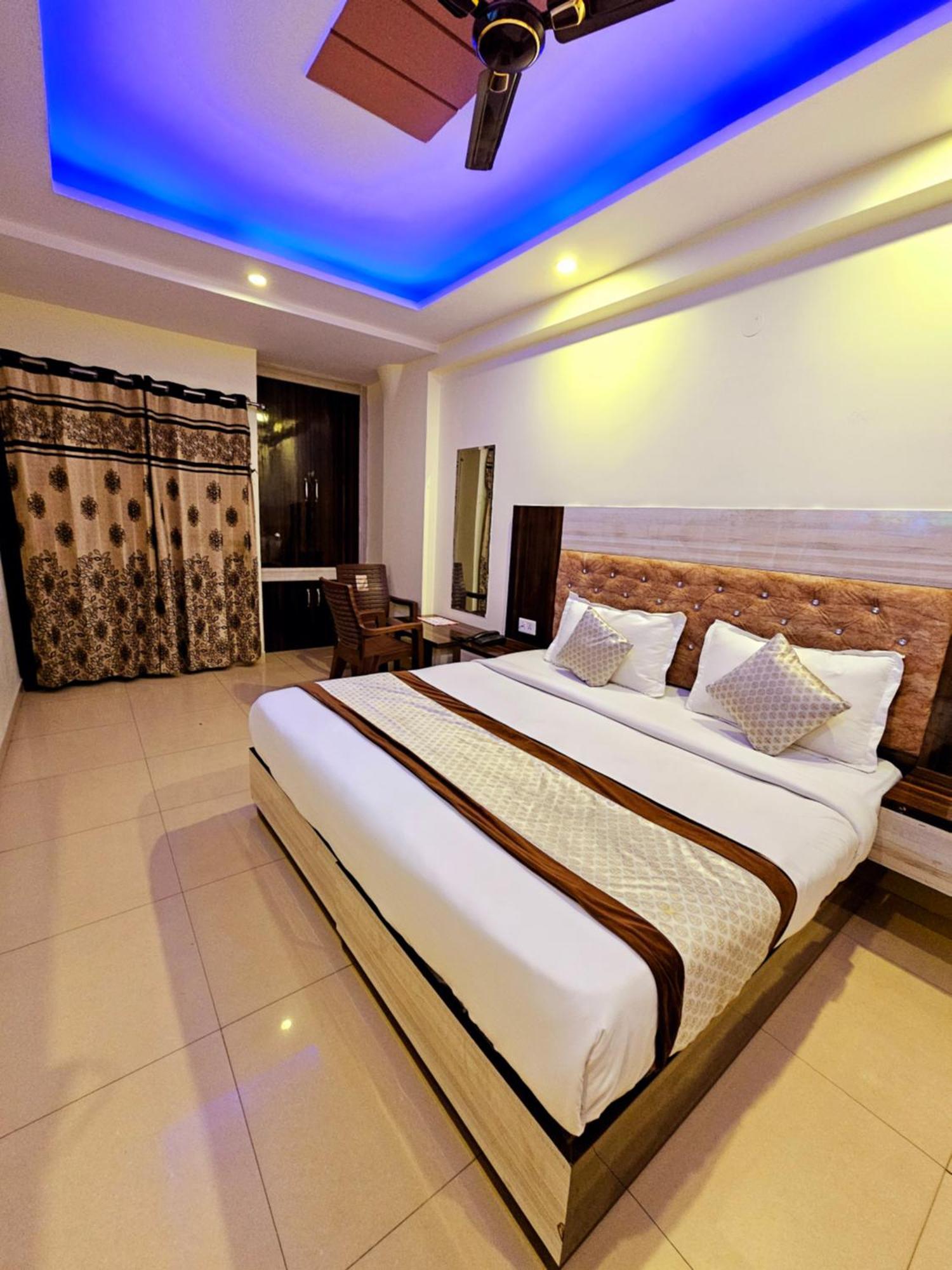 Hotel Crystal Inn Plaza Delhi Airport Nuova Delhi Esterno foto